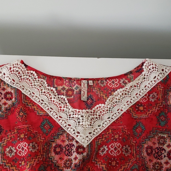Red camel floral and flowy blouse - Picture 3 of 3